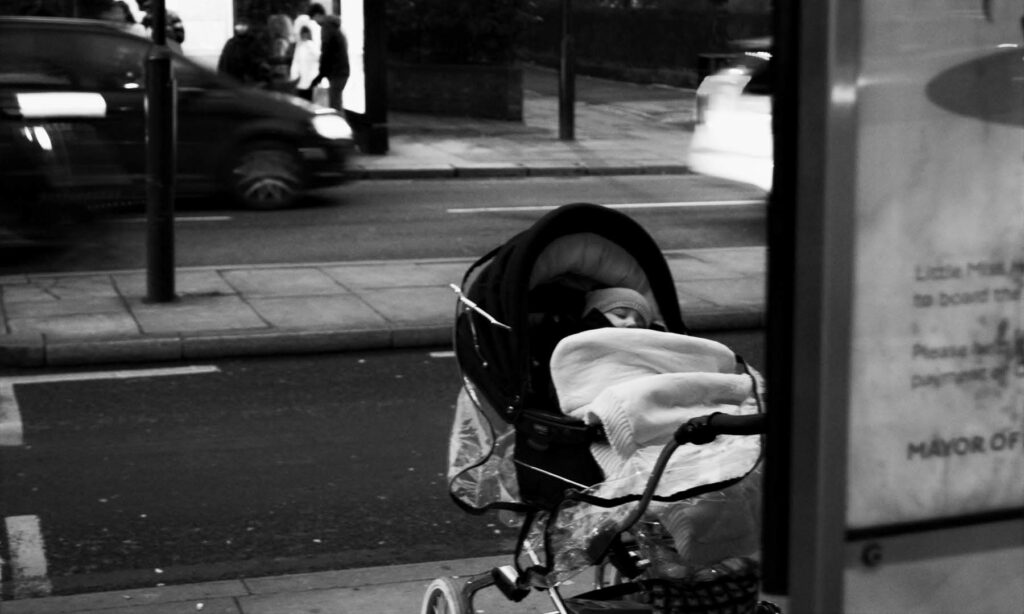 olivier-cosson-photographie-bus-stop-baby-street-photo