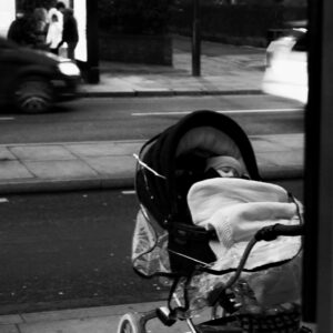 olivier-cosson-photographie-bus-stop-baby-street-photo